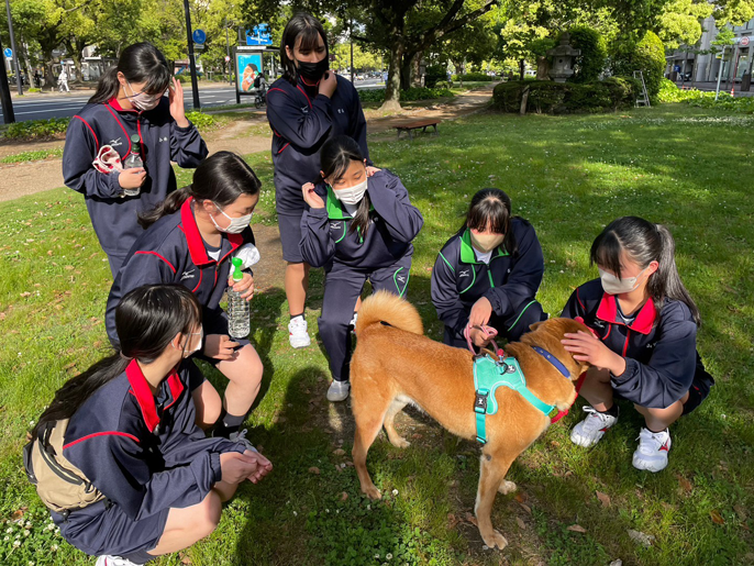 広島県　進徳女子高校　ＷＤＰ（Walking with Dogs Project）部のみなさん1