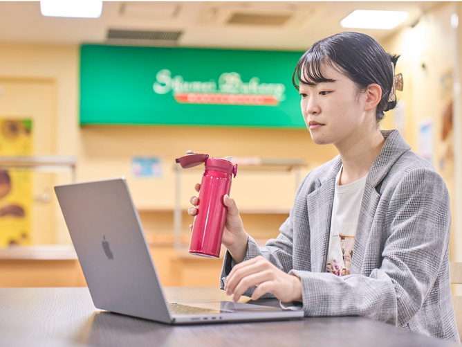 秀明大学の学食