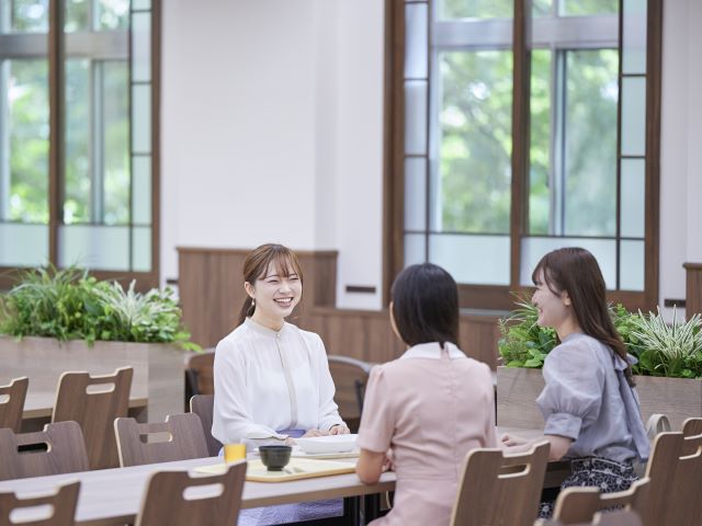 【学生食堂】カフェカウンターや充電スポットがあり、温かみのある木目調のインテリアと自然色にまとめられた空間は学生に大好評です。