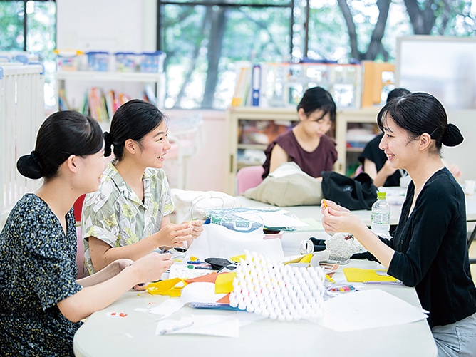 小児看護学を学ぶ、小児看護学演習室。病気の子どもへの看護や子どもの遊びの援助方法を学びます。