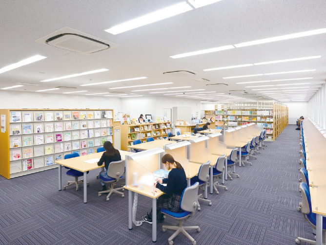 「図書室」医療や保健に関する専門書や一般図書、学術雑誌や視聴覚資料も所蔵している充実の図書室です。（二条キャンパス）