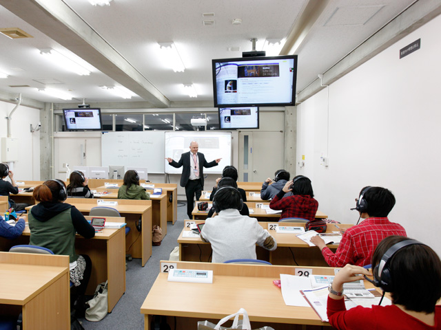 【PASEO】中部大学の姉妹校であるオハイオ大学から認定されている5人の外国人講師陣が担当する、中部大学独自の英語教育プログラムが開講されています。