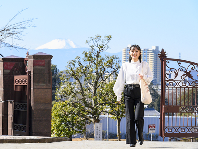 正門：晴れた日には富士山が見えます