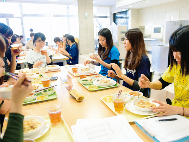 【給食経営管理実習食堂】給食経営管理実習室に併設されており、ここで評価・試食を行います。