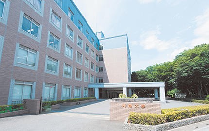 国際経営学部棟：講義室や事務を取り扱う学生窓口があります。