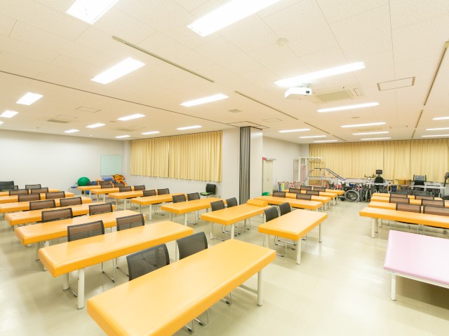 学科の実習室として、様々な器具を取り揃え、実際の現場に近い環境で学ぶことができます。				