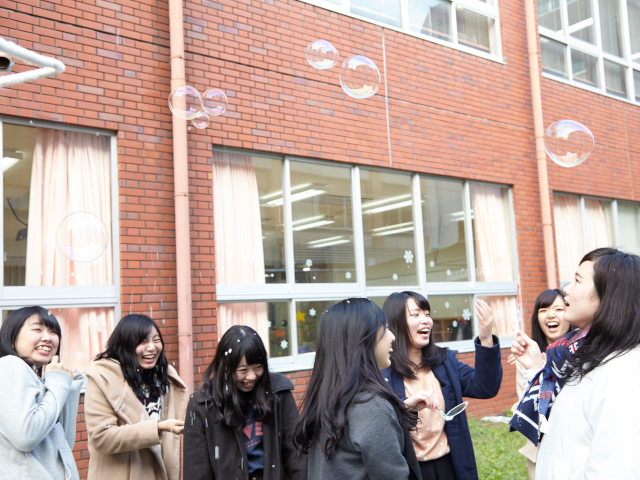 【中庭】　学生たちが集い語らう憩いの場。時にはレポートや制作の自習の広場にもなります。