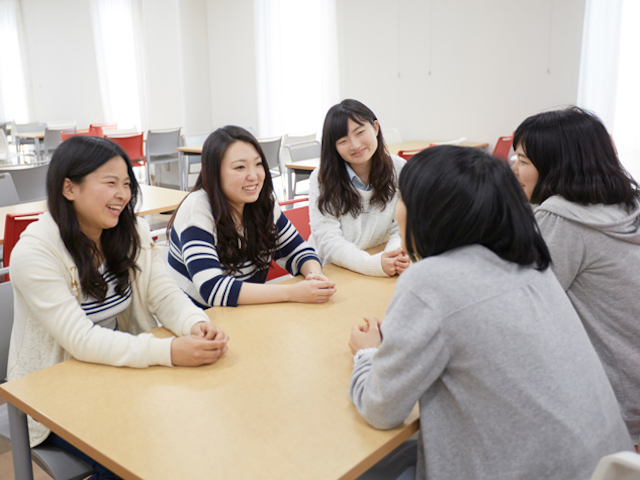 【学生ラウンジ】　学生たちのくつろぎスペースです。