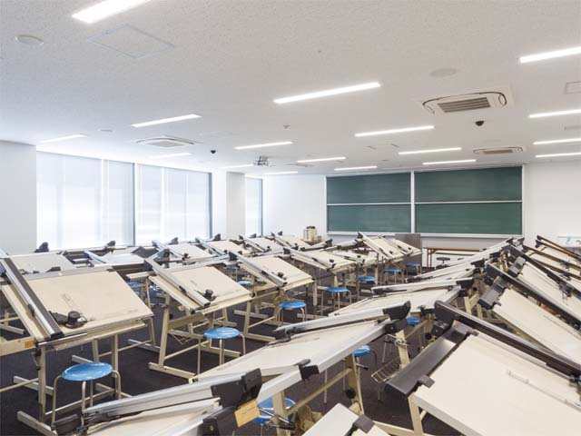 製図室（テクノみらい館）。建築・インテリア関連を学ぶ学生に欠かせない技能を、製図機器が70台以上並ぶ充実設備で支えます。