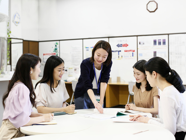 【1年次センター】学科・専攻が決まるまでの1年間、1年次生の学修・生活面に必要な情報を提供し、学生研究室の代わりとなります。