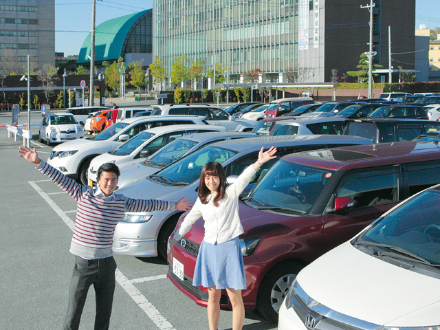 マイカー通学者のために用意された、約７００台収容の大駐車場。