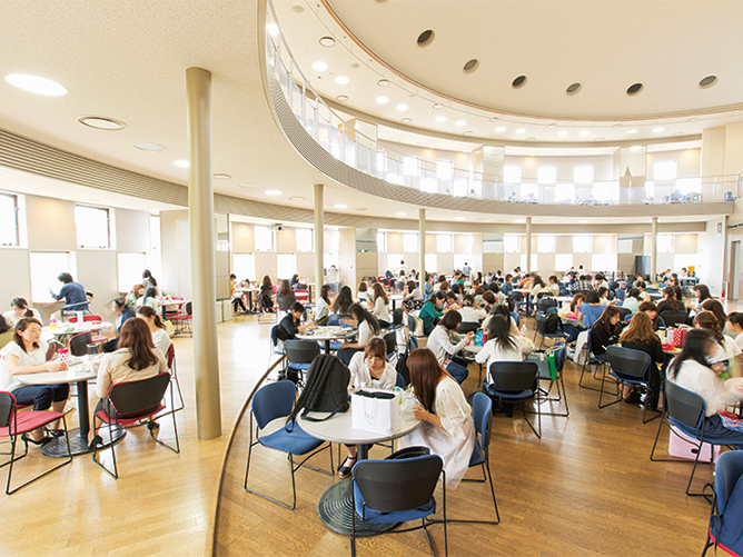 【学生ホール】T棟にある学生ホールでも食事の提供を実施しています。円形の広々とした設計です。