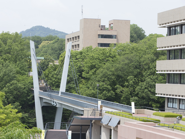 【多摩キャンパス／法政Vブリッジ】多摩丘陵の起伏を利用して設計された多摩キャンパスの移動に便利な法政Vブリッジ