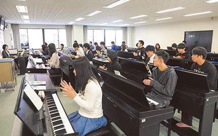 岡野記念会館：1階には食堂とコンビニがあります。音楽室、ピアノ練習室、ゼミ室などもあります。