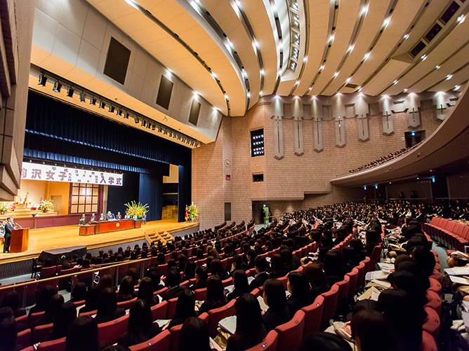 約1500名収容可能な記念講堂大ホールでは入学式や卒業式などのイベントが行われます