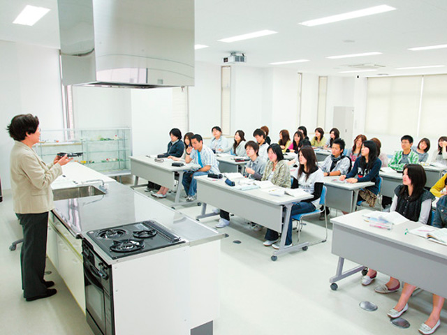 栄養教育論実習室・応用栄養学実習室・公衆栄養学実習室：健康・栄養状態、食行動に関する情報を総合的に学び、評価判定する力を身につけます