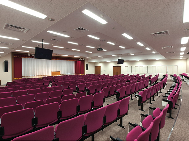 【100周年記念ホール（本館／7F）】学園100周年を記念した最大406名収容可能の多目的ホール。講演や舞台発表、コンサートなども行われます。