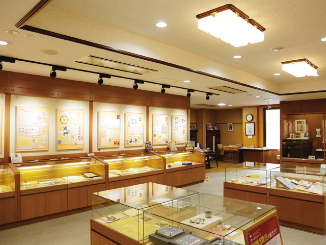 【香川昇三・綾記念展示室】学園創立者で栄養学の発展・実践・普及に一生を捧げた香川昇三・綾の遺品や著作・論文を展示。