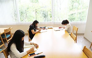 秀明大学の図書館