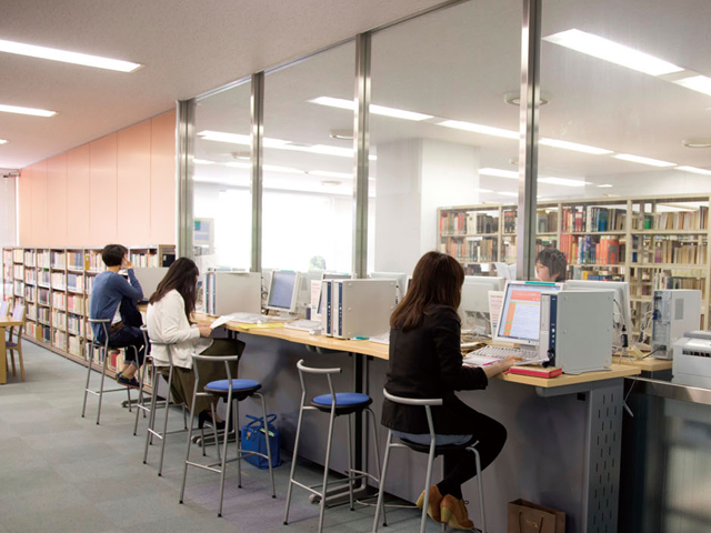 城西大学の図書館