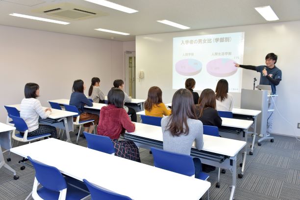 仁愛大学の図書館