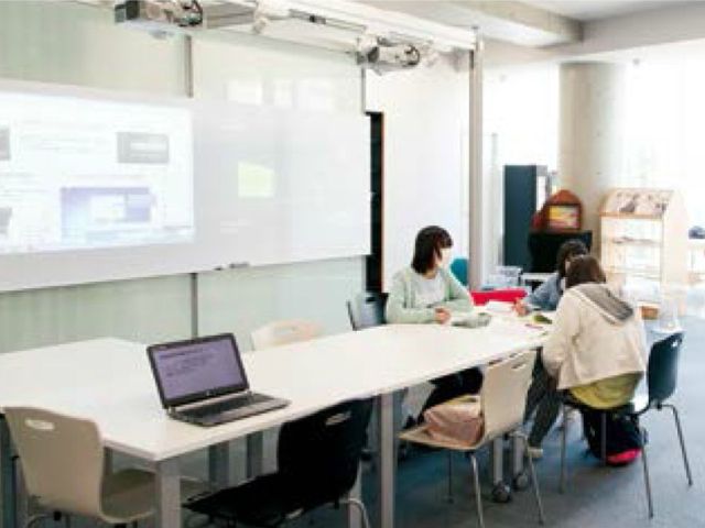 植草学園大学の図書館