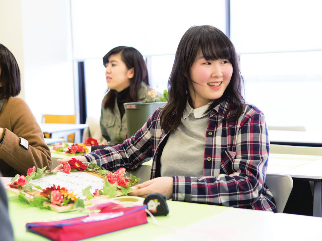 フラワー実習室／生花を使い、ブライダルブーケの作成やフラワーアレンジメントを学ぶフラワーコーディネートの実習を行います。